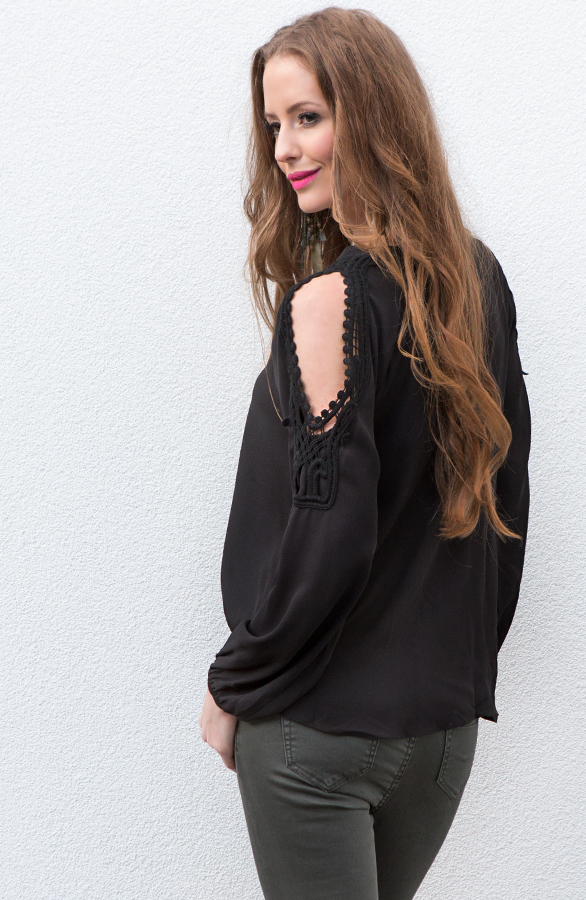 zwarte blouse met kant op de schouders
