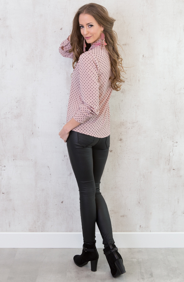 roze blouse met zwarte stippen